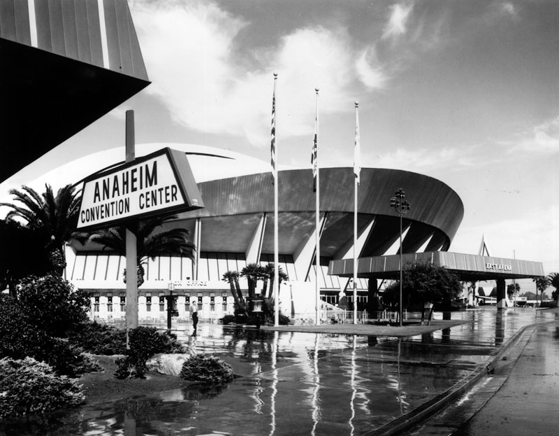 Illustration for article titled When Anaheim's Flying-Saucer Arena Touched Down Near Disneyland